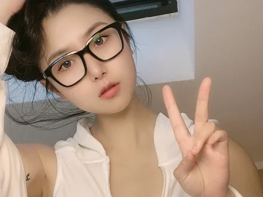 俏妞qiaoniuTT丨微密合集[已更130期]~[5863P+207V – 20.6G]